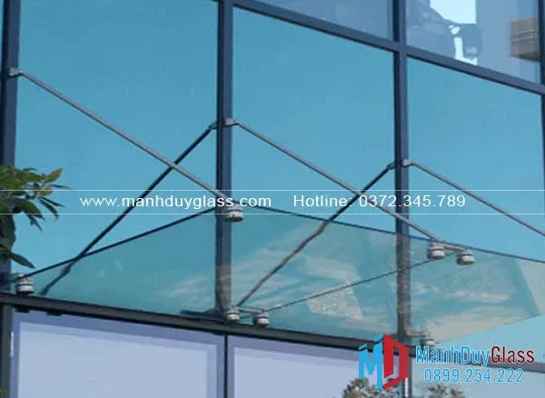 Mái kính treo góc cạnh cá tính