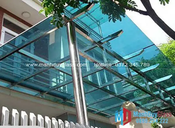 Mái kính treo bảo vệ hiên nhà