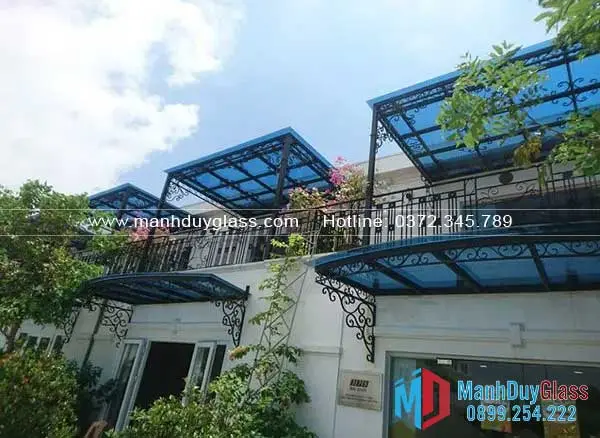 Mái kính xanh đen đẹp cho nhà phố