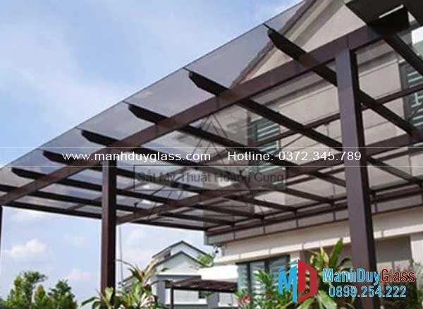 Mái kính treo tận dụng ánh sáng tự nhiên