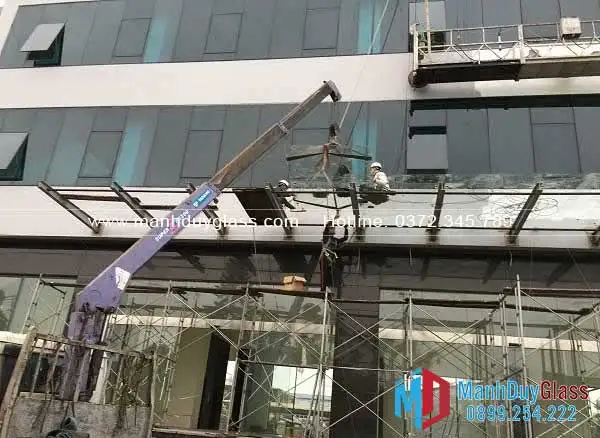 Thi công mái kính chân nhện