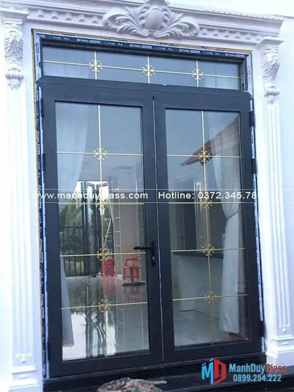 cửa-mở-quay-kính-hộp