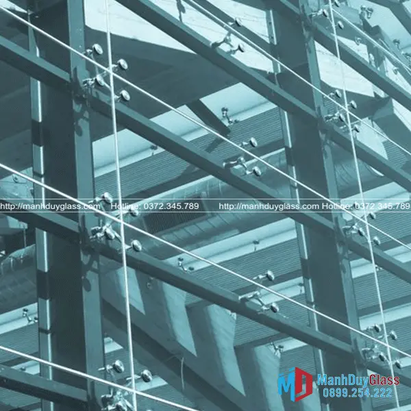 Vệ sinh mái kính chân nhện