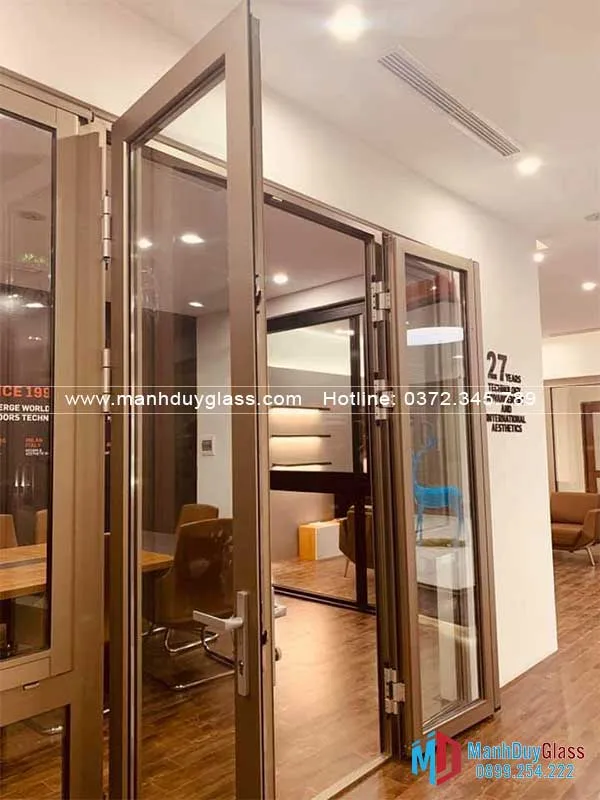 Cua-nhom-Civro-trong-nha