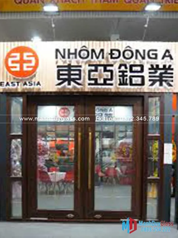 Cua-nhom-Dong-A-tai-mot-trung-tam-thuong-mai