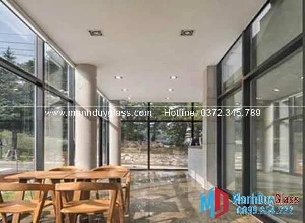 Cua-nhom-Dong-A-tai-mot-truong-hoc