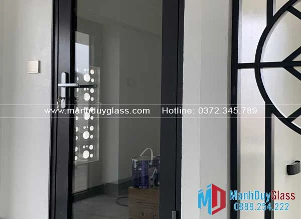 Cua-nhom-Kogen-chong-tham-nuoc