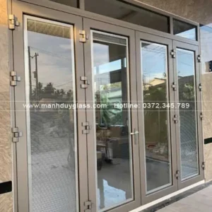 Cua-nhom-Maxpro-lap-dat-trong-phong-khach.