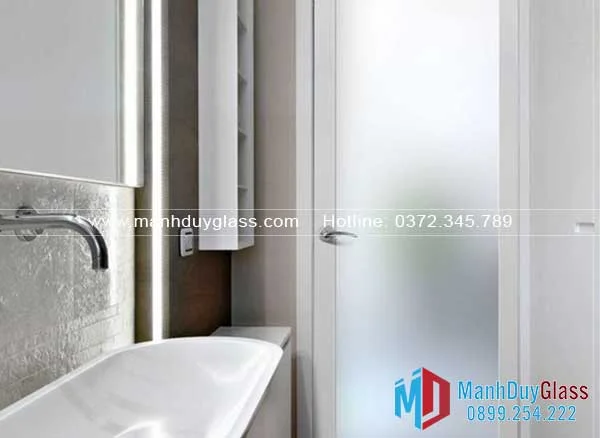  cua-nhom-nha-ve-sinh-chong-nuoc