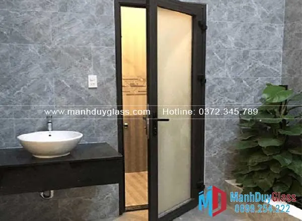 cua-nhom-kinh-mo-quay-phong-tam