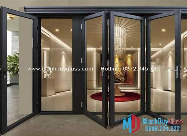 Cua-nhom-Roto-tai-trung-tam-thuong-mai