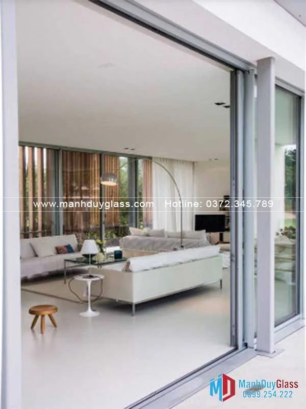 Cua-nhom-Roto-trong-nha-biet-thu