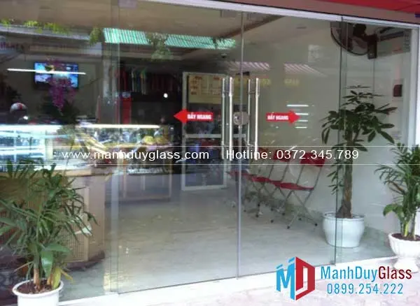  Cửa kính cường lực lùa cửa hàng