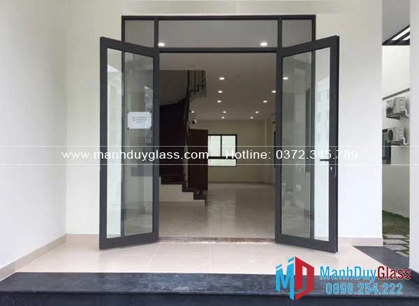 Cửa mở quay nhôm kính