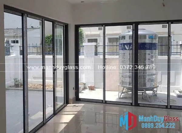 cua-nhom-ebm-cho-van-phong