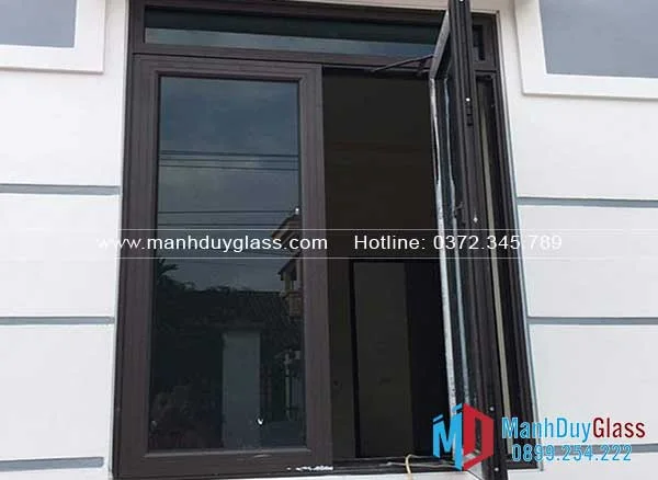 Cửa nhôm Eurowindow EA55 lắp đặt tại phòng khách sang trọng.