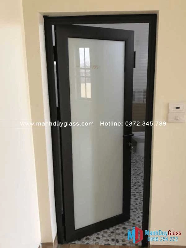 Hình ảnh chi tiết của các phụ kiện kim khí được sử dụng trong cửa nhôm Xingfa màu đen.