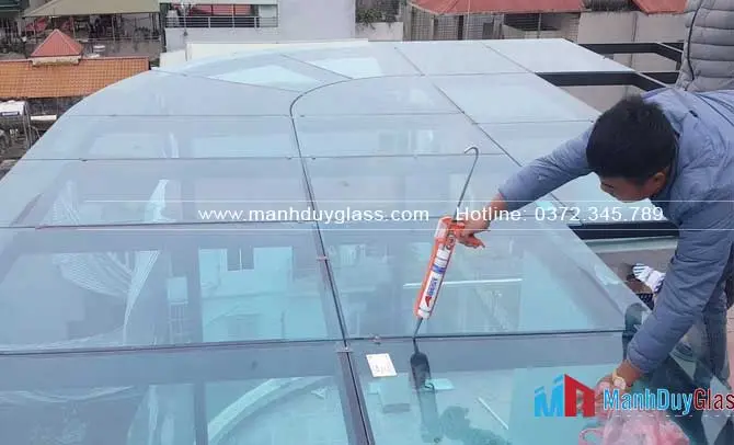 Lắp đặt mái kính cường lực