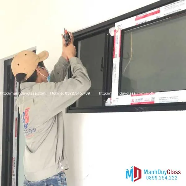 Đội ngũ kỹ thuật viên Mạnh Duy Glass thi công cửa nhôm kính