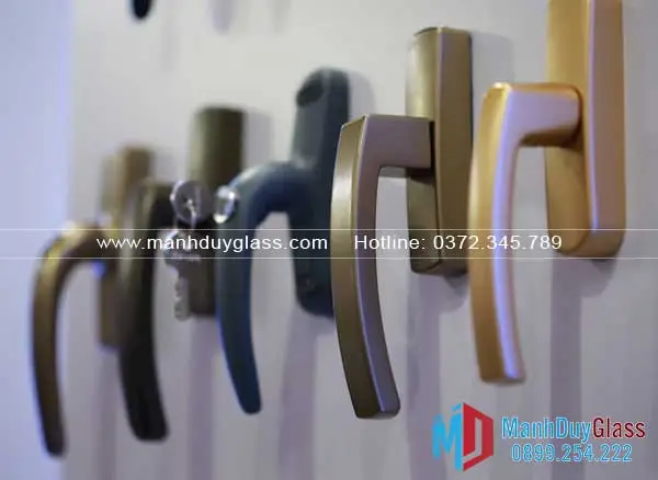 Hình ảnh bộ phụ kiện cửa nhôm Xingfa chất lượng cao, bao gồm bản lề, khóa, tay nắm