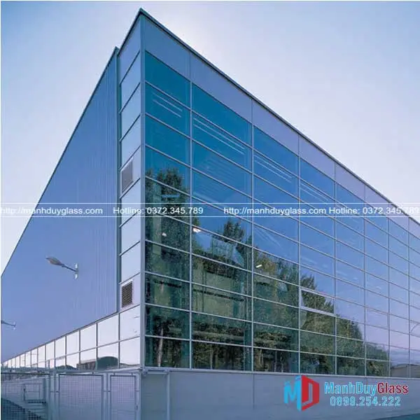 Trung tâm thương mại với mặt dựng nhôm kính