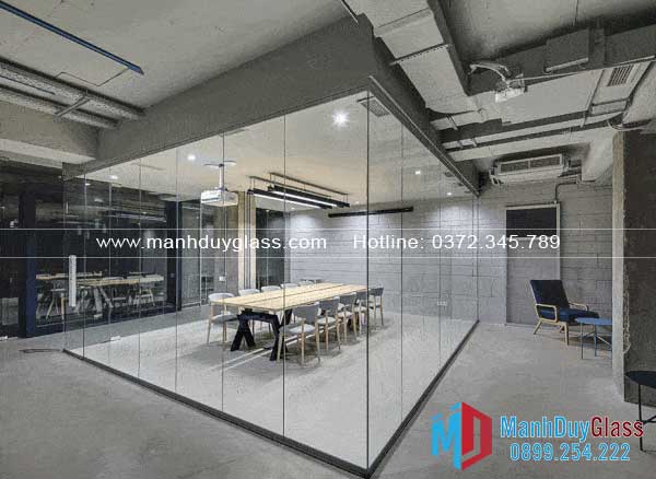 Vách kính điện thông minh trong phòng khách hiện đại