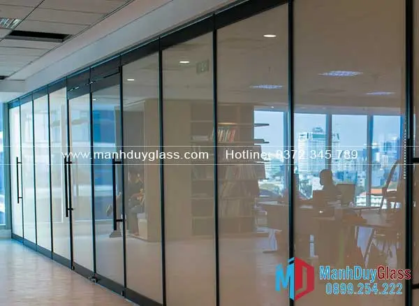  Vách kính điện tự đổi màu trong văn phòng hiện đại