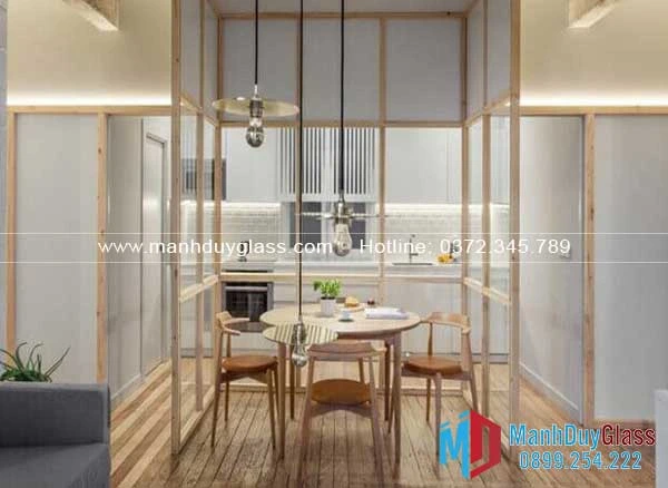 Vách kính khung gỗ trong cửa hàng