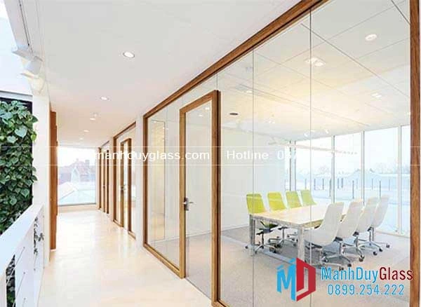 Vách kính khung gỗ hành lang