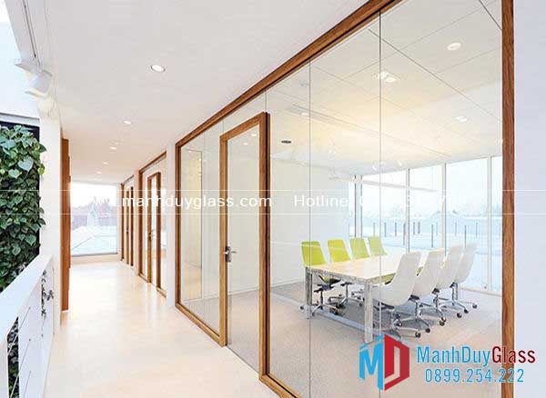 Vách kính khung gỗ hiện đại