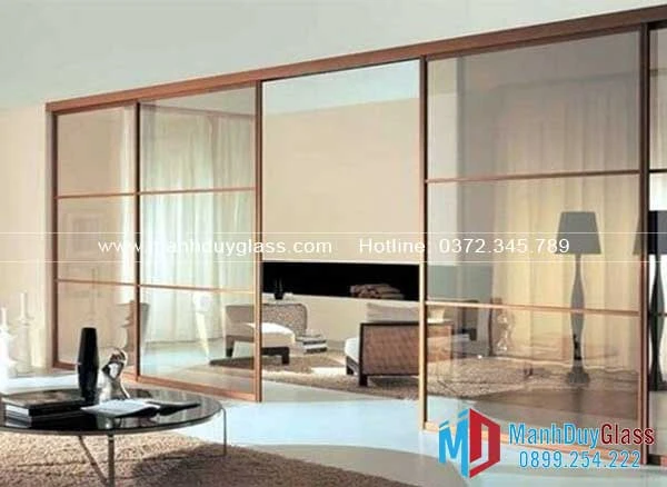 Vách kính khung gỗ trong phòng khách