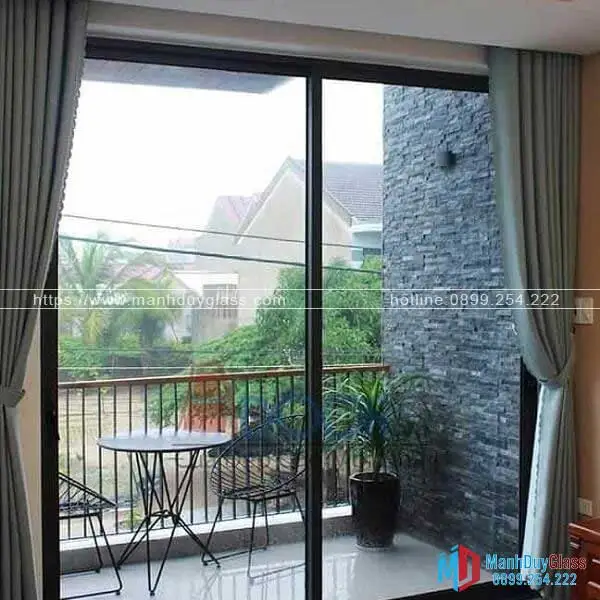 Ban công với cửa nhôm kính hiện đại