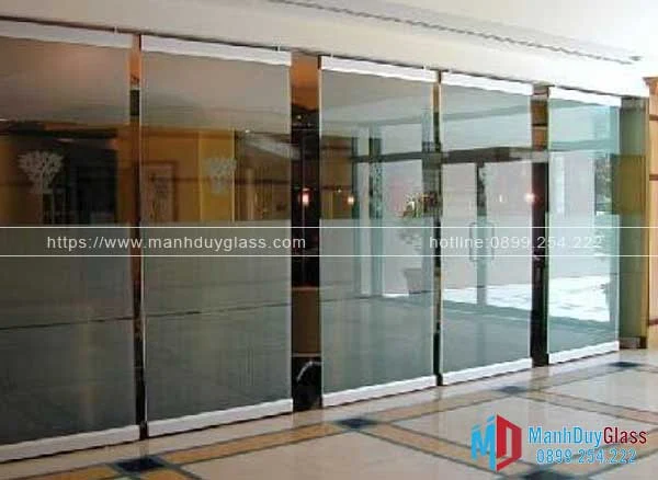 Cửa kính trượt ngang trong cửa hàng