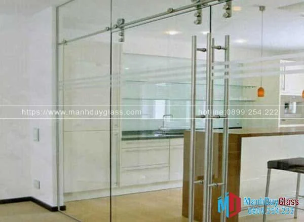Cửa kính trượt ngang trong văn phòng