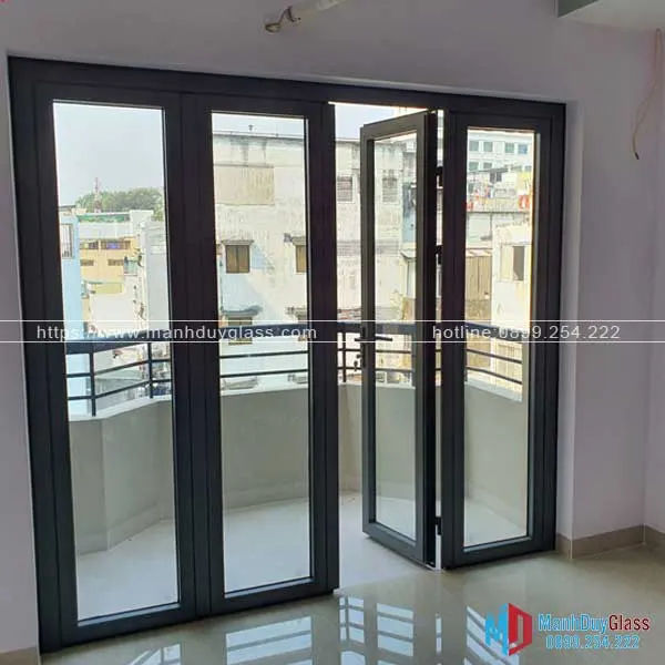 Cửa nhôm kính ban công mở quay
