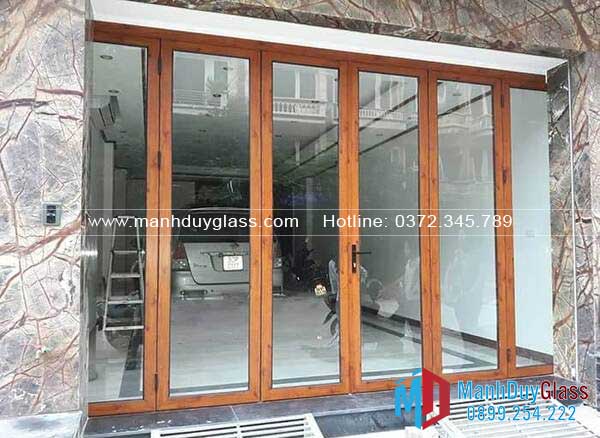 cửa nhôm Xingfa vân gỗ lắp đặt trong nhà 