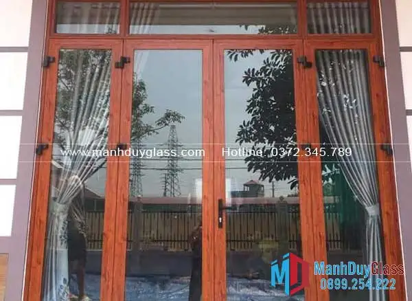 cửa nhôm Xingfa vân gỗ với hoa văn đẹp