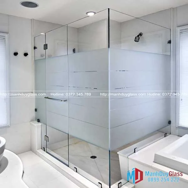 Phòng tắm sang trọng với kính mờ