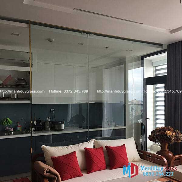 Thi công vách kính phòng khách và bếp
