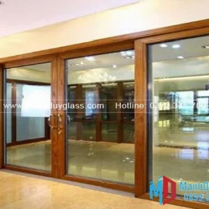 Vách kính khung gỗ trong phòng khách