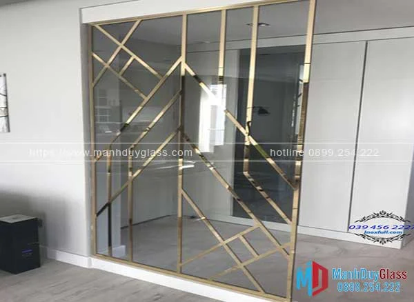 Vách kính khung inox trong phòng khách