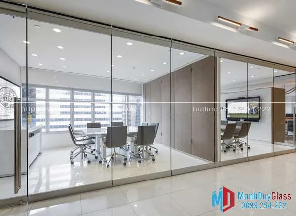 Vách kính khung inox trong văn phòng làm việc