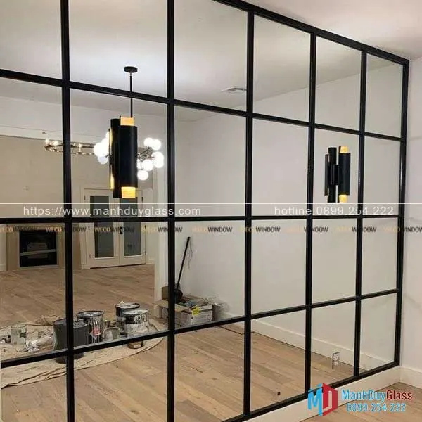 Vách kính khung sắt trong phòng bếp