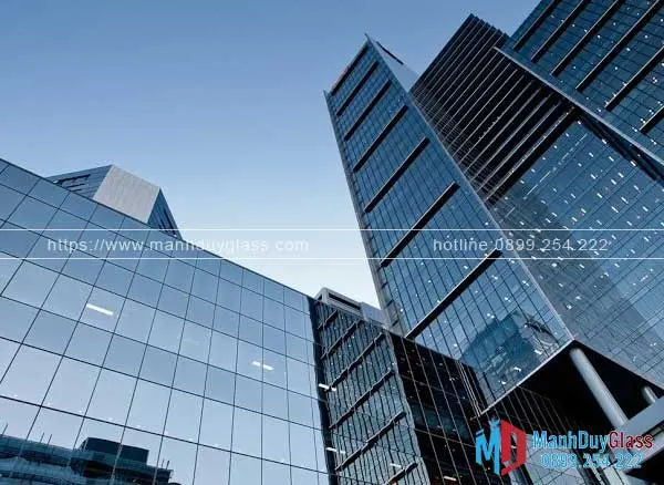 Vách kính mặt dựng trên tòa nhà cao tầng