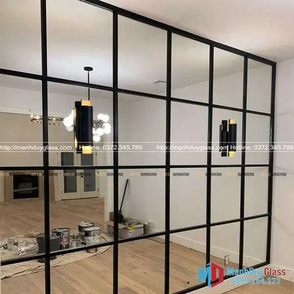 Vách ngăn kính khung đen tối giản