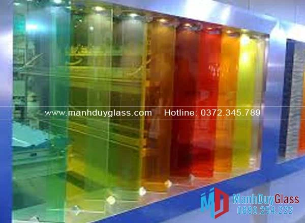 Vách ngăn kính màu 