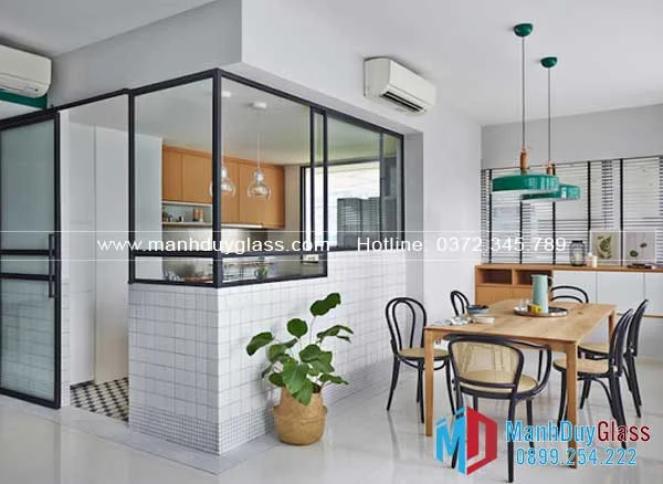 Vách ngăn kính phòng khách và bếp