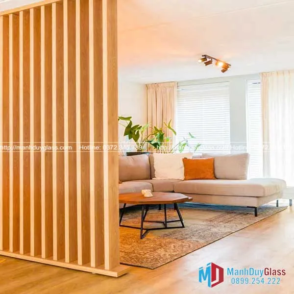 Vách ngăn nhôm giả gỗ trong phòng khách 