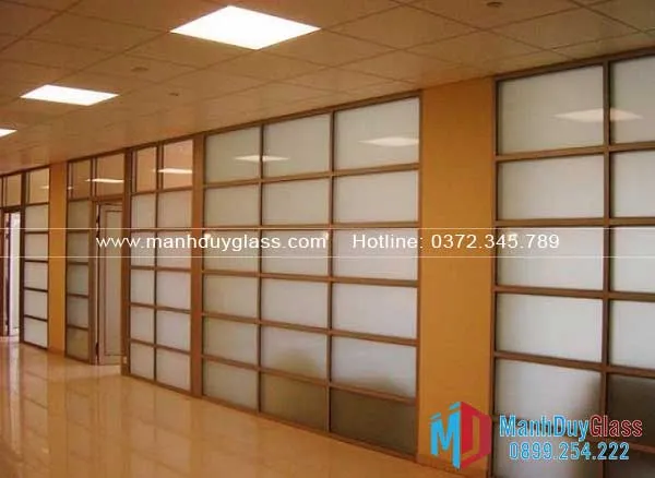 Vách ngăn nhôm giả gỗ trong văn phòng 