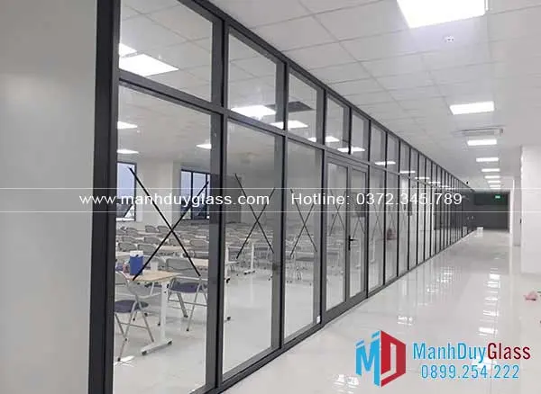 Phòng ngủ với vách ngăn nhôm kính cửa lùa, tạo không gian thoáng đãng